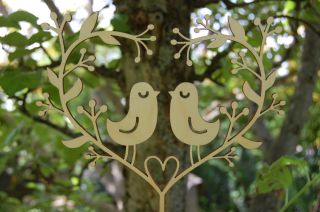 🎂Svatební dort je nedílnou součástí svatebního dne. Ozdobte si ho například naším zápichem🥰 👉 Uložte si příspěvek pro...